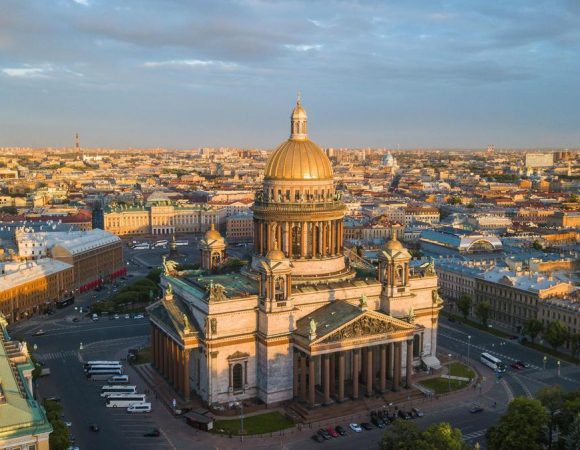 Lễ Hội Đài Phun Nước Rực Rỡ Tại Saint Petersburg